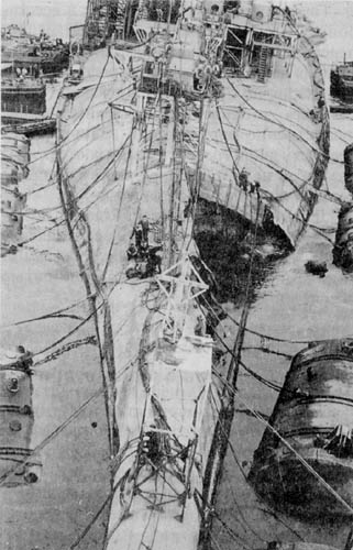 "Новороссийск" после подъёма со дна Севастопольской бухты, май 1957 г. Отчётливо видна роковая пробоина в днище корабля