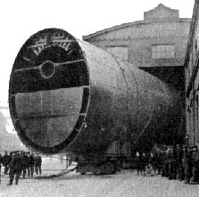 Гигантская труба "Титаника" "выселяется" из заводского цеха