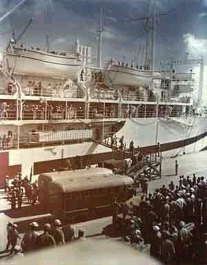 Завершение спасательной операции. Высадка уцелевших моряков крейсера в Гонолулу.