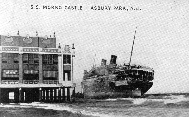 Выгоревший изнутри корпус лайнера "Морро Касл" на мели пляжа Эшбери Парк