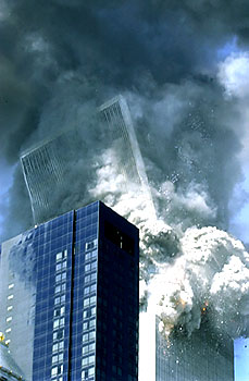Примерно 30 верхних этажей накренились в начале обрушения