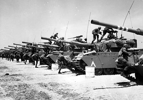 Израильские танкисты готовят свои Центурионы к бою, 1967 г.