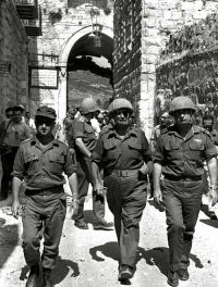 Генерал Узи Наркисс, министр обороны Моше Даян, и нач. генштаба Ицхак Рабин входят в освобожденный Иерусалим через Львиные ворота, июнь 1967