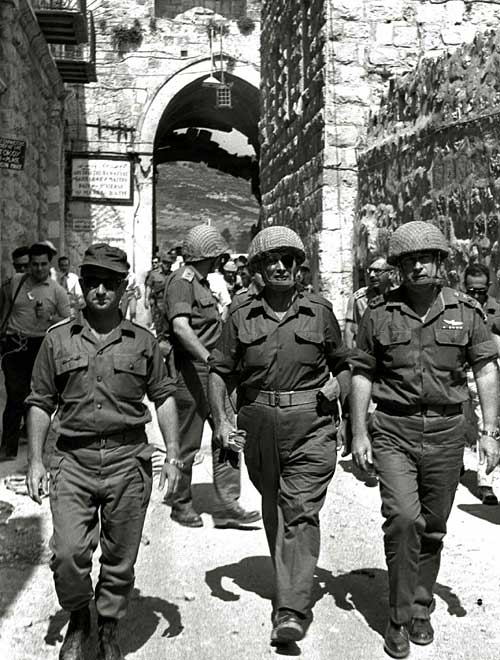 Генерал Узи Наркисс, министр обороны Моше Даян, и начальник 
генштаба Ицхак Рабин входят в освобожденный Иерусалим через Львиные ворота, июнь 1967 г.