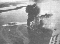 Американская авиация штурмует японские опорные пункты на о.Танамбого. 7 августа 1942 г.