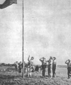 Американские пехотинцы водружают флаг над захваченным аэродромом Гендерсон-Филд