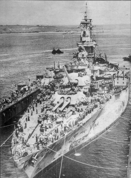 В проливе Суригао "Вест Вирджиния" смогла рассчитаться с японцами за Пирл-Харбор. Именно ее 16-дюймовки первыми среди орудий американских линкоров открыли огонь по "Ямасиро". Фото сделано 9 ноября 1944 г. в плавдоке ABSD-1