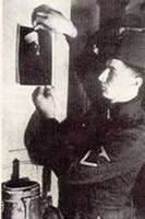 фотография эль-Хусейни над тумбочкой нацистского солдата