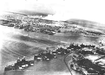 Вид с воздуха на стоянку американских линкоров в Пирл-Харборе. Фото сделано с японского самолёта перед самой атакой