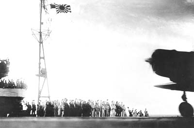 На Мидуэй! С палубы авианосца стартует вооружённый фугасными бомбами торпедоносец "Кейт".