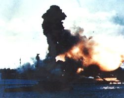 Взрыв линкора "Аризона" от попадания авиабомбы в артиллерийский погреб.