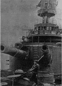 Повреждения эскадренного броненосца "Орел", вид с бака на носовую двенадцатидюймовую башню, 1905 год