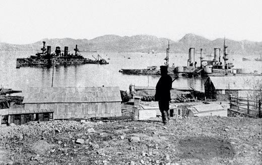 Остатки русской эскадры после Цусимского сражения на рейде Порт-Артура. 1905 год