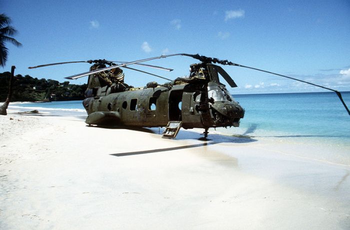 Сбитый CH-46 «Си Найт» на пляже в Гранд-Энс