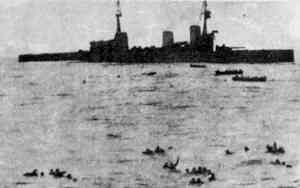 8 декабря 1914 года. Все, что осталось от экипажа «Гнейзенау». На втором плане виден «Инвинсибл»